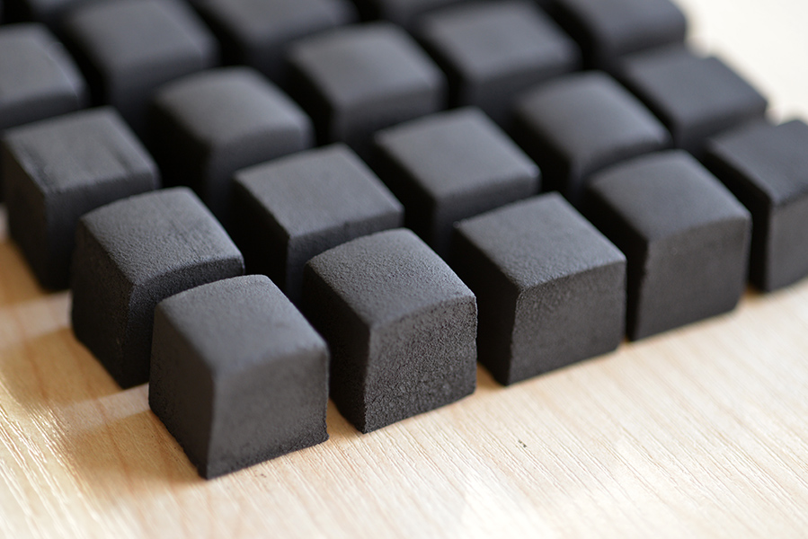 Кубики угля после формовки